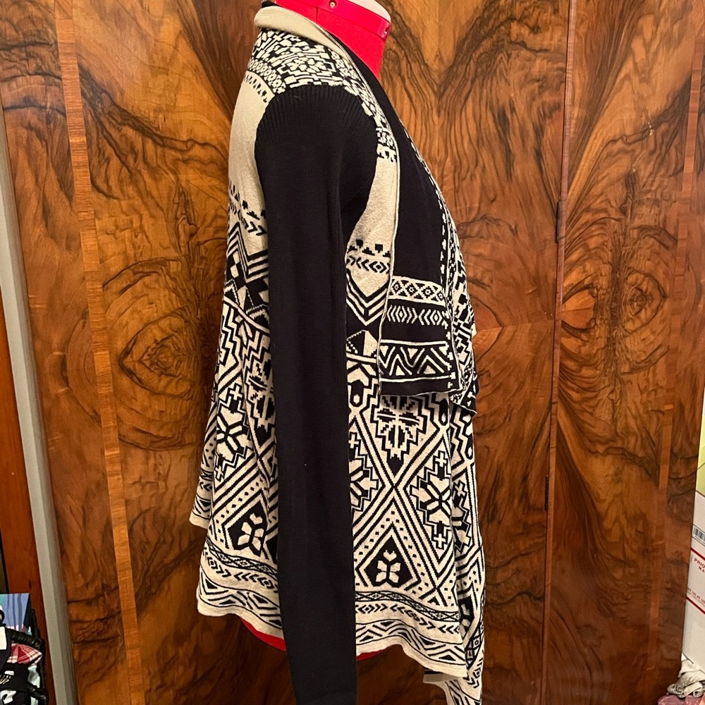 Size Medium Black And Cream Patterned Sweater Jac… - image 2